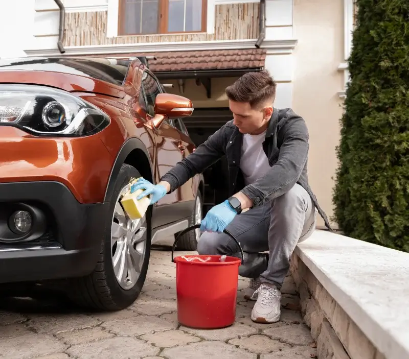 Lavage auto à domicile Auroux : professionnel intervenant sur un véhicule